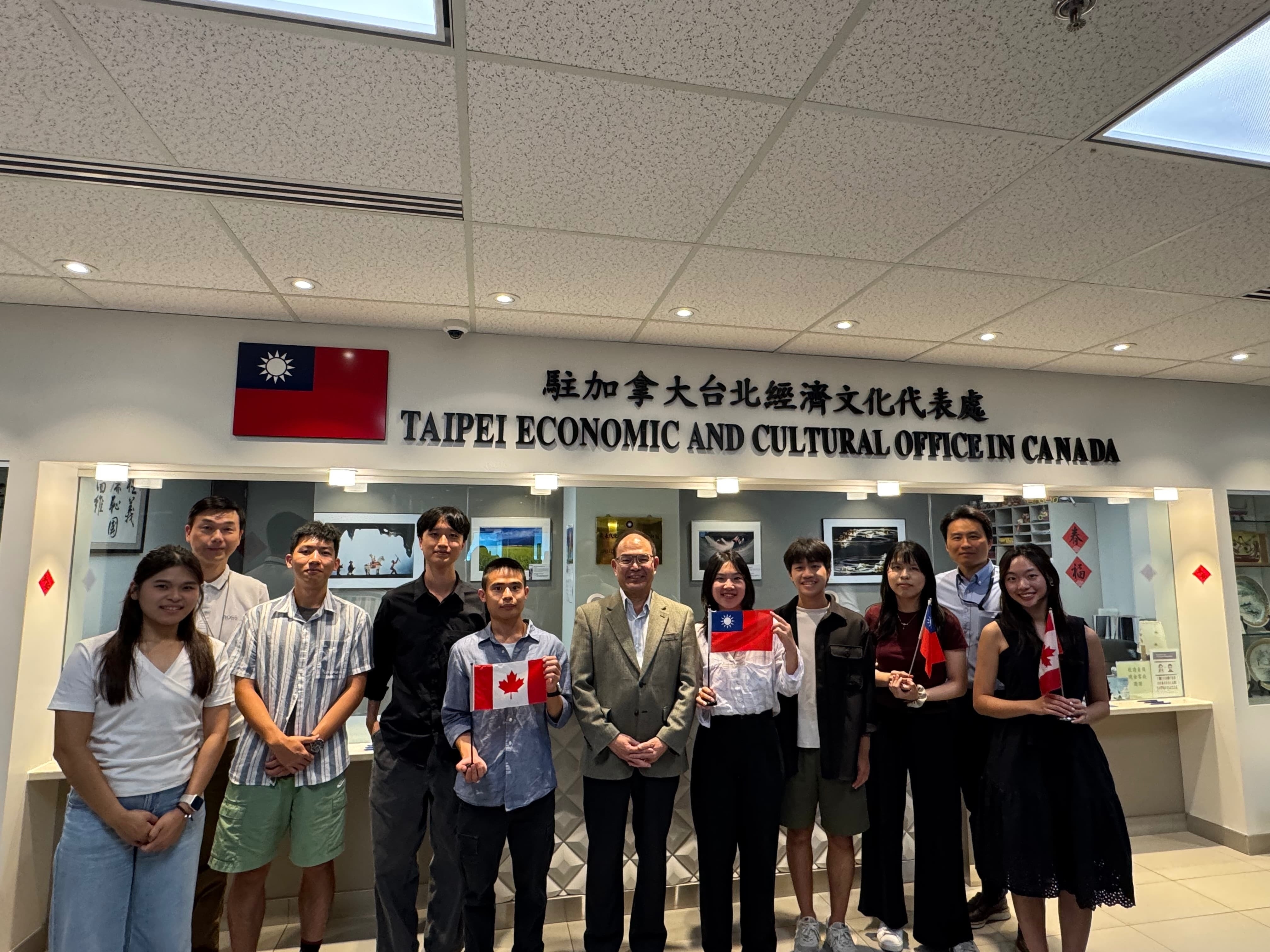 Mitacs學員與駐加拿大經濟文化代表處大使 合照